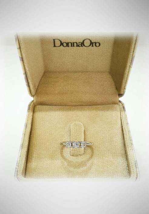 Donnaoro white gold trilogy ring with diamonds DNO08