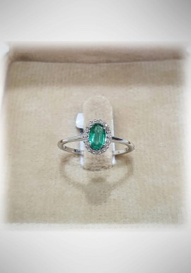 Donnaoro white gold ring with diamonds and emerald DNO42