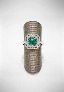 White gold ring with diamonds and emerald PROJ9