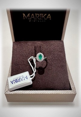 Anello Marika in oro bianco con diamanti e smeraldo AN8458S SA.2 