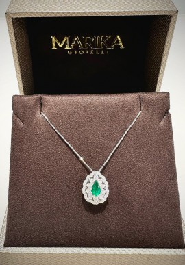 Collana Marika in oro bianco con diamanti e smeraldo CD9326S.SA.1