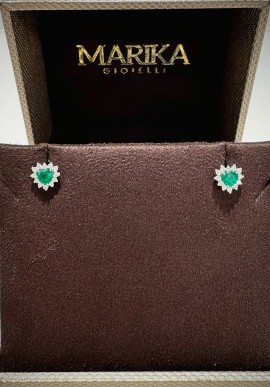 Orecchini Marika in oro bianco con smeraldi e diamanti OR8001S.AR.8