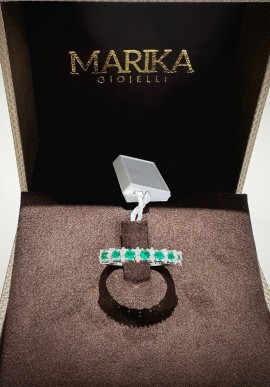 Anello "veretta" Marika in oro bianco con diamanti e smeraldi ANVER0602SAR.2