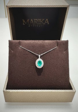 Collana Marika in oro bianco con diamanti e smeraldo CD9104S MA.S