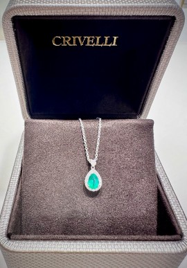 Collana in oro bianco con pendente in smeraldo e diamanti CRV2404