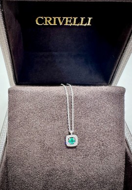 Collana in oro bianco con pendente in smeraldo e diamanti CRV2405