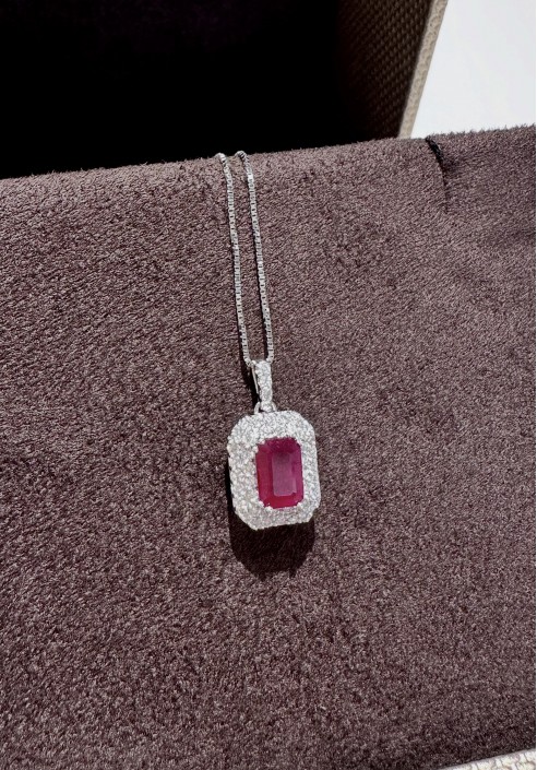 Collana Marika in oro bianco con diamanti e rubino CD9101R MA-4