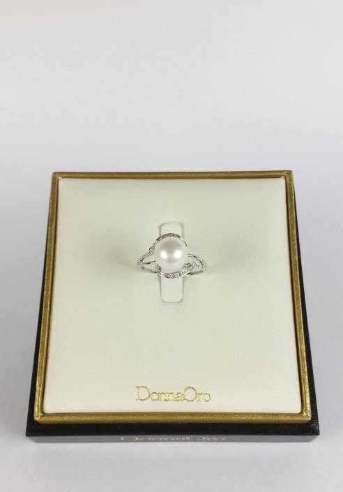 DonnaOro ring with diamonds and pearl